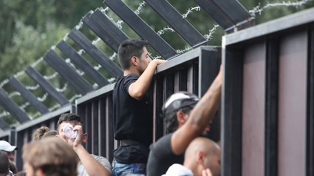 מהגרים מנסים להיכנס לשטח הונגריה (צילום: MCT) (צילום: MCT)