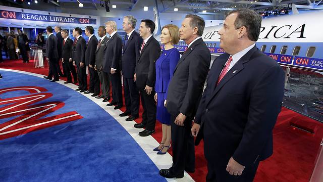 המועמדים בתחילת העימות (צילום: AP) (צילום: AP)