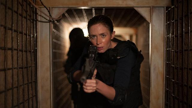 אמילי בלאנט במנהרת טרור מכסיקנית ב"סיקאריו" ()