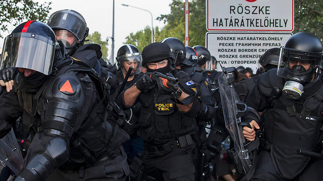 אלימות נגד מהגרים. כוח משטרתי לפיזור הפגנות ברוז'קה, הונגריה (צילום: רויטרס) (צילום: רויטרס)