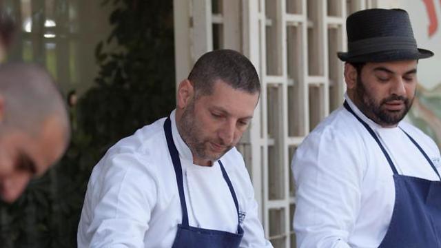 שף אורי נבון (מימין) ושף אסף גרניט (צילום: חנן בר אסולין) (צילום: חנן בר אסולין)