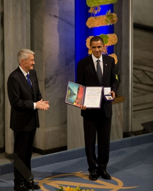 נשיא ארה"ב ברק אובמה מקבל את הפרס ב-2009 (צילום:  Pete Souza Official) (צילום:  Pete Souza Official)