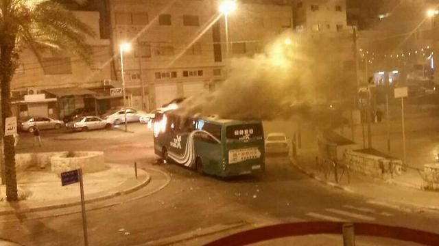 The bus on fire in Ras al-Amud (Photo: Jerusalem Fire and Rescue)