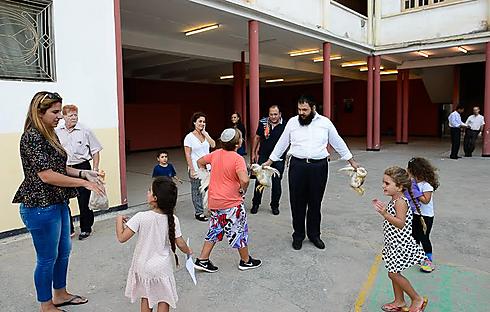 Chabad emissary in school courtyard (Photo: Yisrael Bardugo)