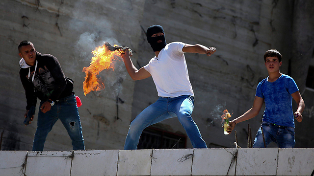 מהומות גם בחברון (צילום: EPA) (צילום: EPA)