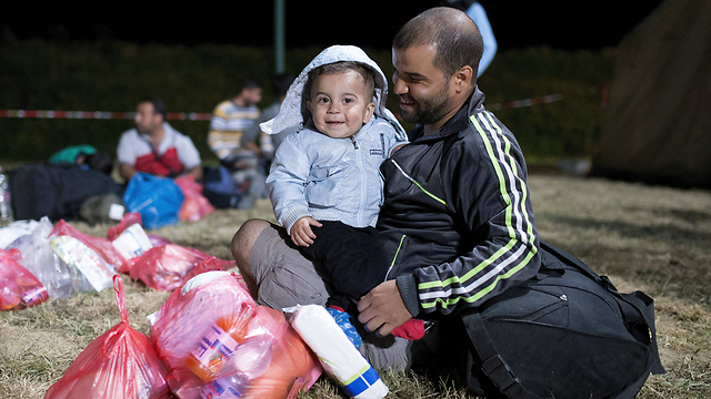 מהגרים ממתינים בגבול הונגריה-אוסטריה (צילום: EPA) (צילום: EPA)