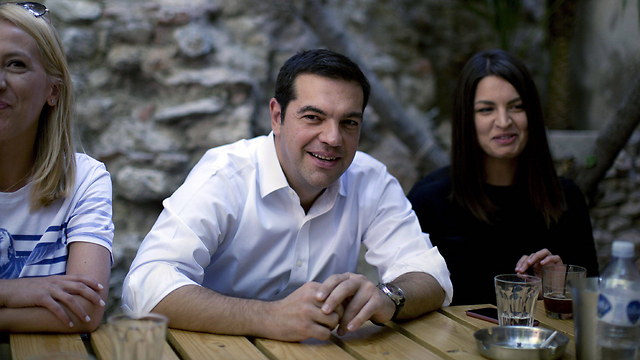 ציפראס במפגש עם צעירי מפלגתו בקפה באתונה (צילום: AFP) (צילום: AFP)