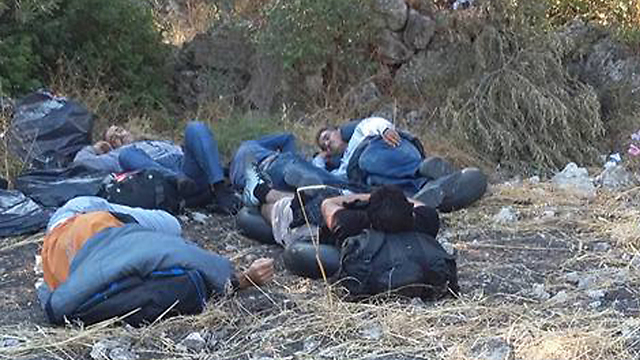 תמונה שהעלה איאם לפייסבוק: פליטים ישנים בשטח באיזמיר, טורקיה ()