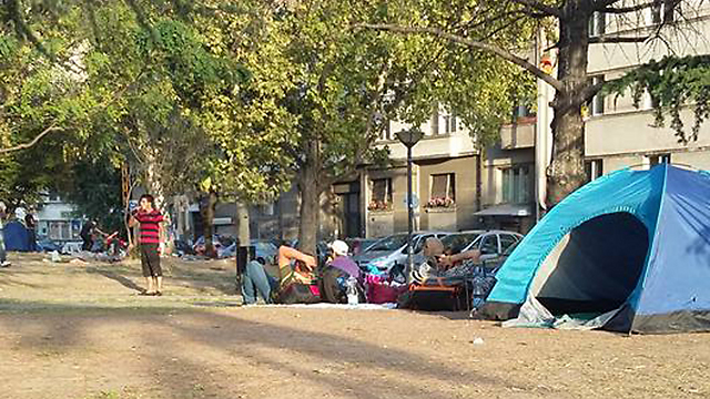 פליטים ישנים בפארק בסרביה ()