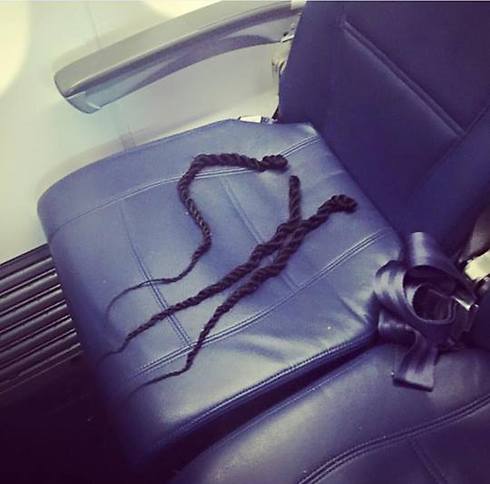 ואיך אמור להגיב נוסע שמוצא על מושב המטוס שלו תוספות שיער לכל החפץ בהן? ()