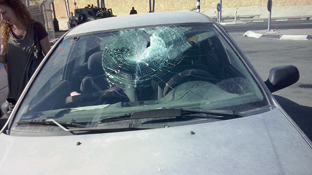 רכב שנפגע מזריקת אבנים ליד הר חומה בירושלים ()