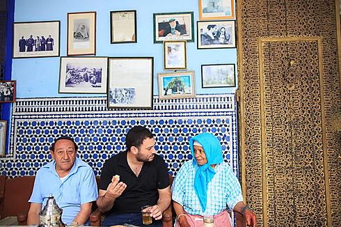 ישראל ברדוגו וקשישים מהקהילה היהודית במרוקו
