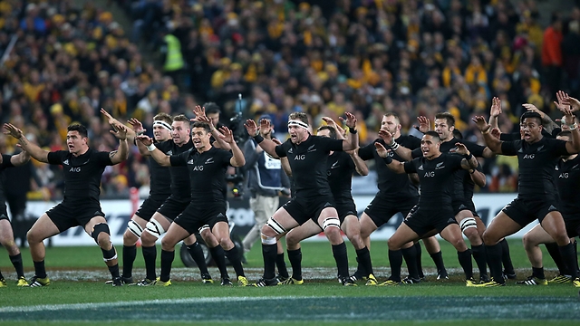 שחקני ניו-זילנד רוקדים את ה"האקה" (צילום: AP) (צילום: AP)