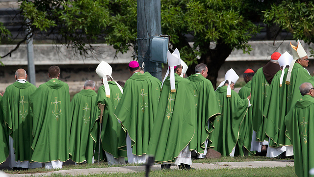 אנשי כמורה בהוואנה אחרי המיסה של האפיפיור (צילום: AP) (צילום: AP)