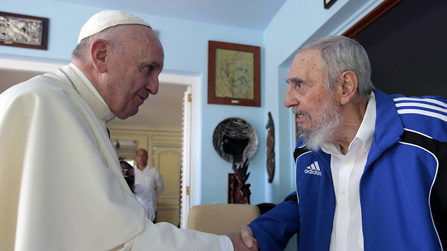 האפיפיור ופידל קסטרו, היום (צילום: AP) (צילום: AP)