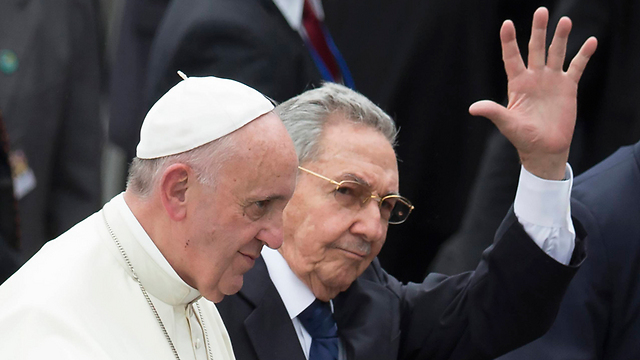 האפיפיור מילא תפקיד מרכזי בהתקרבות בין ארה"ב לקובה. פרנסיסקוס עם ראול קסטרו (צילום: AP) (צילום: AP)