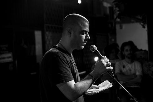 המשורר ישראל דדון בערב ערס פואטיקה (צילום: גנדי שקולניק) (צילום: גנדי שקולניק)