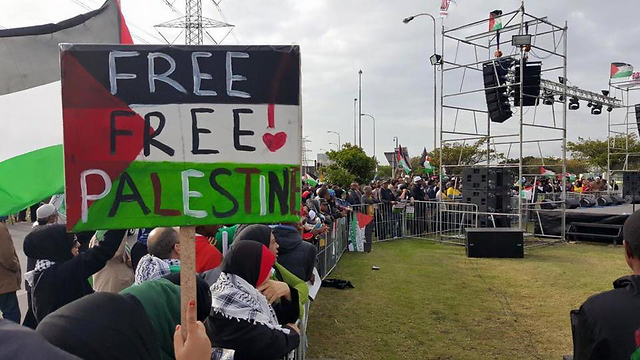 BDS supporters demonstrating (Photo: BDS South Africa)