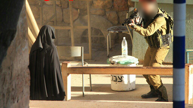 הנשק מכוון על אל-השלמון (צילום: צעירים נגד התנחלויות) (צילום: צעירים נגד התנחלויות)