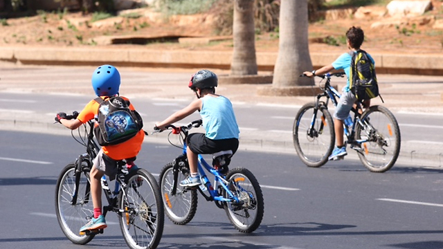 ילדים רוכבים על אופניים ביום כיפור, ארכיון (צילום: מוטי קמחי) (צילום: מוטי קמחי)