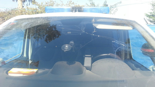 רכב משטרתי שהותקף בתל שבע (צילום: חטיבת דובר המשטרה) (צילום: חטיבת דובר המשטרה)