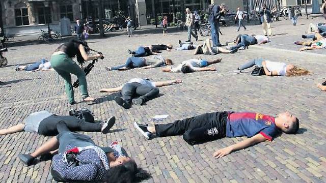 The 'die-in' in Amsterdam (Photo: Tal Shahar)