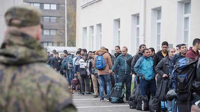 ראש הממשלה ש"לא בונה חומות" - הידק את הפיקוח בגבולות. פליטים בגבול שבדיה-פינלנד (צילום: AP) (צילום: AP)