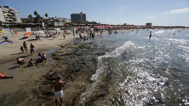 חוף מציצים בתל-אביב. ארכיון (צילום: ירון ברנר) (צילום: ירון ברנר)