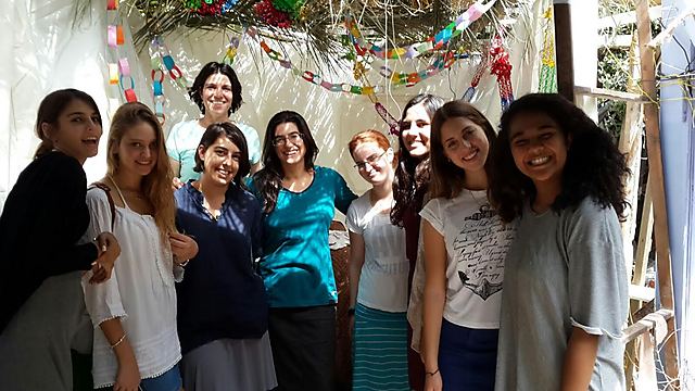 גם בנות מדרשיית הרטמן "בונות סוכה" במסגרת פרויקט מיוחד במסגרתו התנדבו בבתיהם של נזקקים וקשישים בירושלים, ובנו עבורם סוכות מהודרות ()