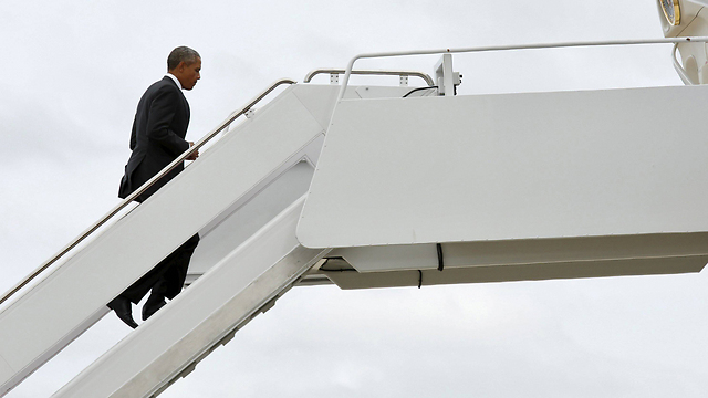 אובמה עולה למטוס בדרכו לניו יורק (צילום: רויטרס) (צילום: רויטרס)
