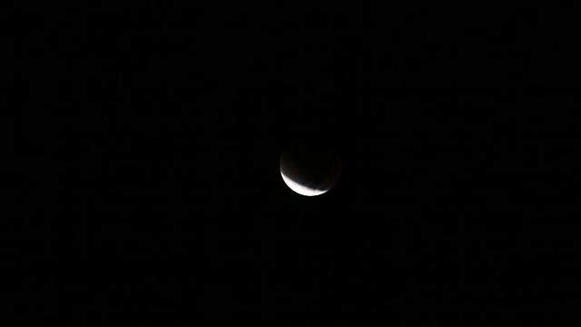 הירח הולך ונעלם. תצפית מאזור מצפה הכוכבים בגבעתיים (צילום: מוטי קמחי) (צילום: מוטי קמחי)