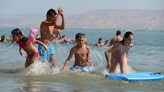 Vacationers at the Sea of Galilee (Photo: Kinneret Municipal Association)