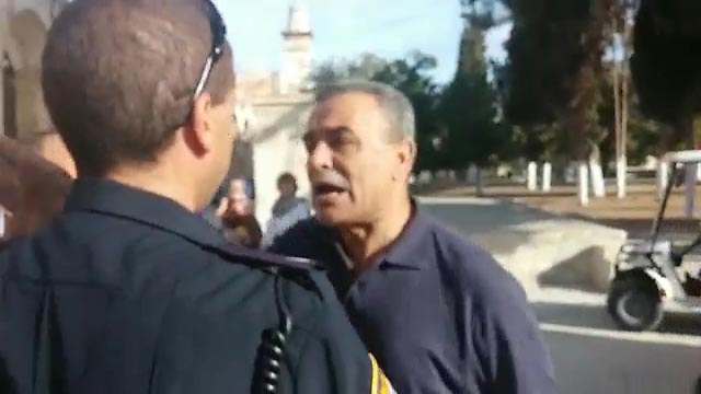 MK Jamal Zahalka confronting police at the Temple Mount. The ball is in the Israeli government's court (Photo: Avichai Menachem)