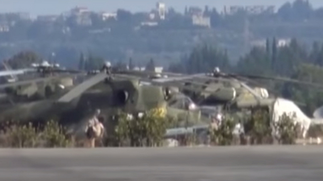 מטוסים רוסיים על אדמת סוריה (צילום: מתוך יוטיוב) (צילום: מתוך יוטיוב)