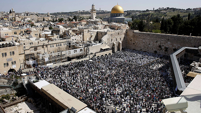 The Western Wall during Pesach (Photo: AFP)
