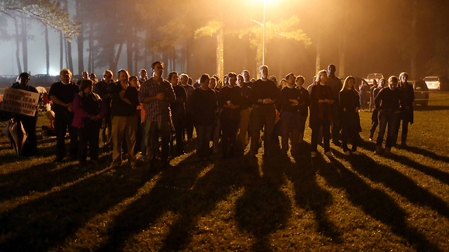 מפגינים נגד הוצאתה להורג של גיסנדיינר, הלילה (צילום: AP) (צילום: AP)
