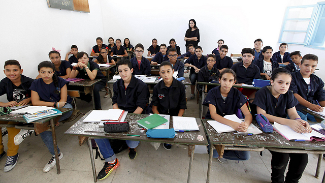 ביום הראשון של שנת הלימודים בטוניסיה חזרו שני מיליון תלמידים לכיתות אחרי חופש גדול של שלושה חודשים. בתמונה: כיתה בבית ספר בבירה טוניס (צילום: רויטרס) (צילום: רויטרס)