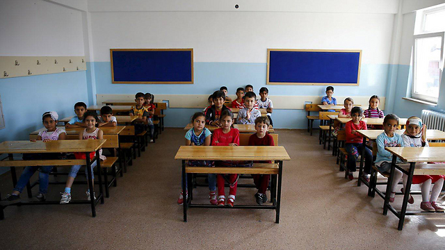 פליטים סורים מחכים לשיעור הראשון בשנה בבית ספר יסודי באנקרה (צילום: רויטרס) (צילום: רויטרס)