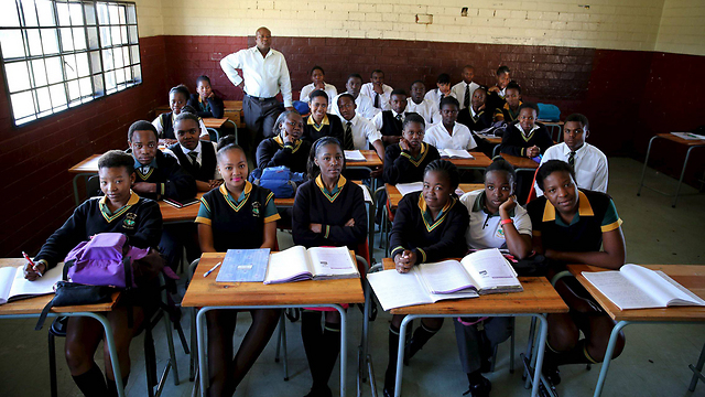 תלמידי כיתה י"א בתיכון בסווטו, דרום אפריקה (צילום: רויטרס) (צילום: רויטרס)