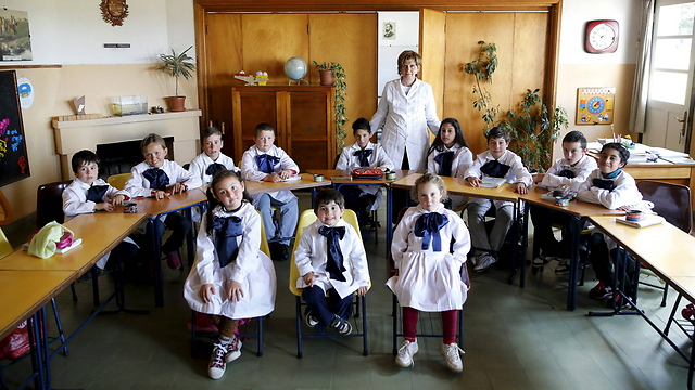 בית ספר בכפר בפרברי מינאס באורוגוואי, שבו 12 תלמידים בלבד, בני ארבע עד 11. אנה היא המורה היחידה בבית הספר, ובין השיעורים: חליבת פרות, שתילת ירקות ואפיה (צילום: רויטרס) (צילום: רויטרס)