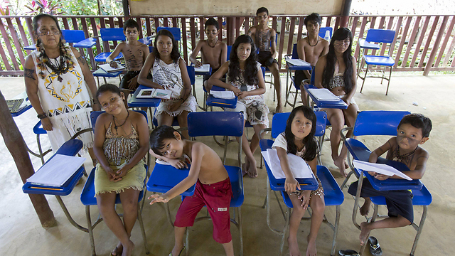 כיתה של ילדים משבט הסטרה-מאווה בבית ספר במנקפורו בברזיל (צילום: רויטרס) (צילום: רויטרס)