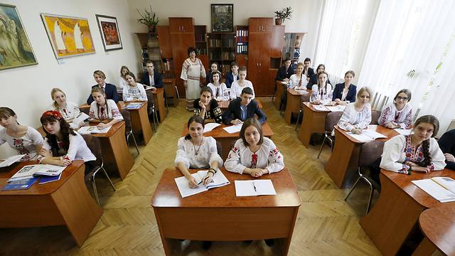 תלמידות כיתה י"ב בבית ספר למדעי הרוח בקייב, אוקראינה (צילום: רויטרס) (צילום: רויטרס)