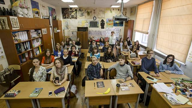 תלמידי תיכון במוסקבה בשיעור היסטוריה עם המורה, תמרה (צילום: רויטרס) (צילום: רויטרס)