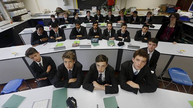תלמידי כיתה ט' בשיעור ביולוגיה בבית ספר בלונדון, בריטניה (צילום: רויטרס) (צילום: רויטרס)