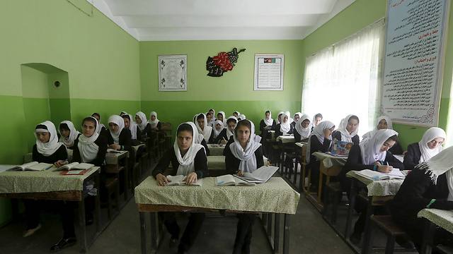 תלמידות תיכון בקאבול, אפגניסטן (צילום: רויטרס) (צילום: רויטרס)