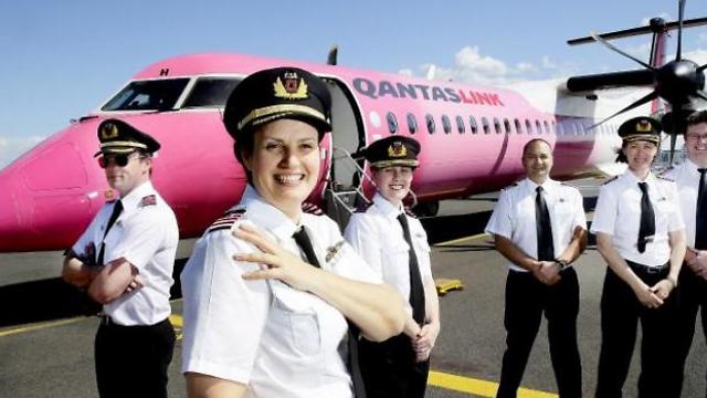 צוות Qantaslink עם המטוס המיוחד  (צילום: Qantas) (צילום: Qantas)