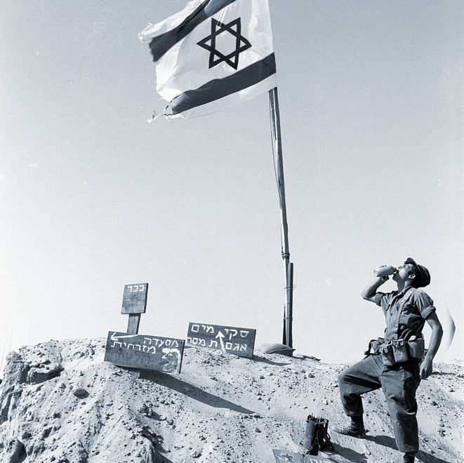 כוננות כחול־לבן. ימין ושמאל רק חול וחול, אבל זה לא מפריע לחיילים לפנטז. מוצב צה"ל, 3 באוקטובר 1969