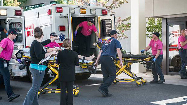 פינוי פצועים מהקולג' (צילום: Aaron Yost/Roseburg News-Review via AP) (צילום: Aaron Yost/Roseburg News-Review via AP)