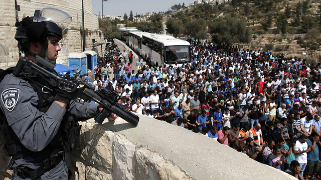 Border Policeman secures entrance to Temple Mount (Photo: AFP)