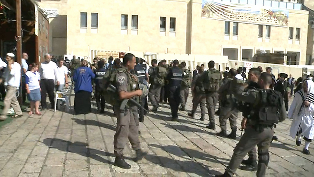 The Western Wall, Sunday morning: Mostly security forces present (Photo: Ofer Meir)